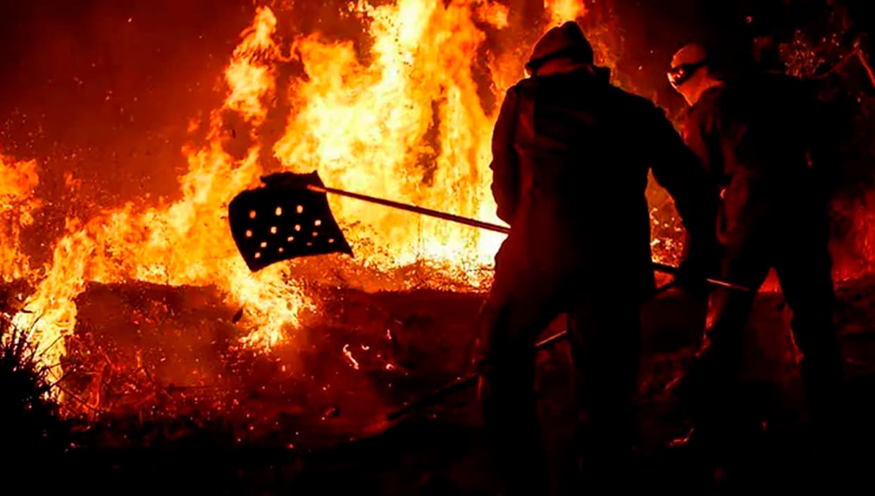 Bombeiros combatento incêndio florestal